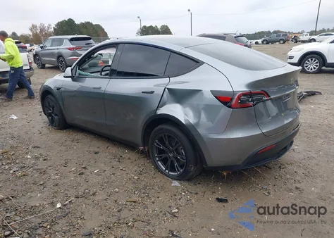 2025 Tesla Model Y Long Range Dual Motor Rear-Wheel Drive z USA, uszkodzony, nr VIN 7SAYGDED9SA358462
